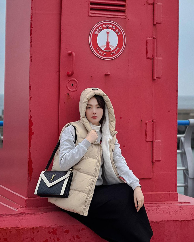 Minh Hằng chọn áo phao giữ ấm cơ thể giữa thời tiết lạnh của Hàn Quốc