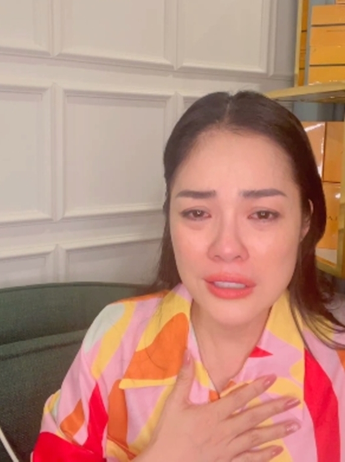 Dương Cẩm Lynh livestream khóc nấc xin lỗi khán giả vì để xảy ra tình cảnh vỡ nợ tiền tỷ