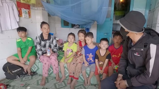 Cả gia đình chị Hồng San sống trong căn nhà chật chội. (Ảnh: Youtube Đôi Chân Lang Thang)