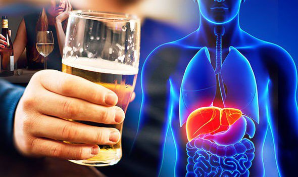 Uống nhiều rượu bia thì nguy cơ mắc bệnh gan càng tăng.
