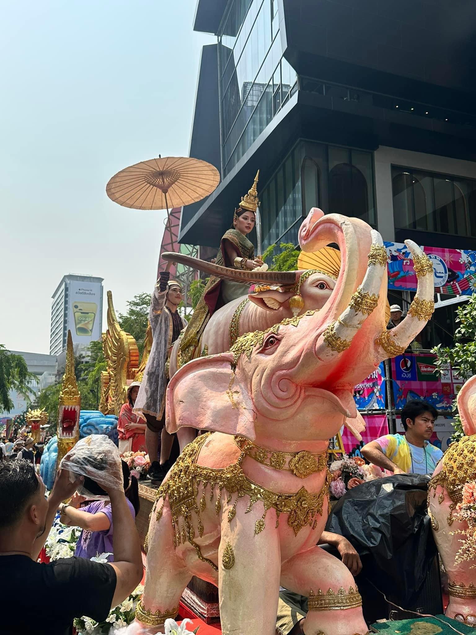 Baifein thu hút sự chú ý của báo chí và người hâm mộ xứ chùa vàng khi hóa thân thành nữ thần Songkran 2023 trong trang phục truyền thống vô cùng ấn tượng.