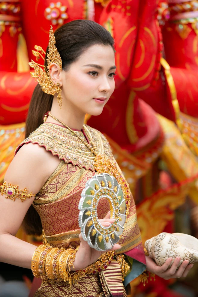 Baifern Pimchanok được chọn để hóa thân vào nữ thần Thungsa năm 2019.