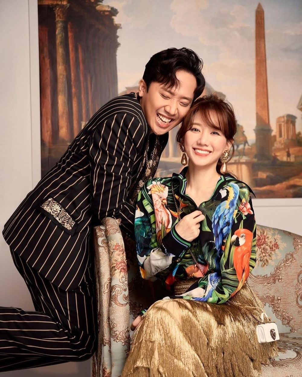 Trấn Thành và Hari Won có mối tình 'chị em' nổi tiếng trong showbiz Việt.