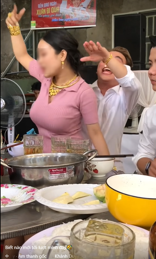 Cô dâu bung xõa bên chú rễ giao lưu cùng bạn bè.