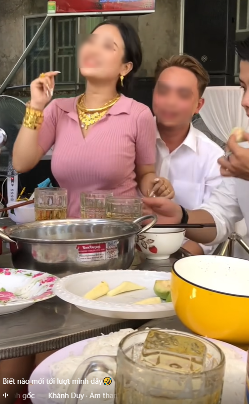 Đoạn video cô dâu thay váy cưới, giao lưu cùng bạn bè thu hút 17 triệu lượt xem gây tranh cãi vì điều này - ảnh 3