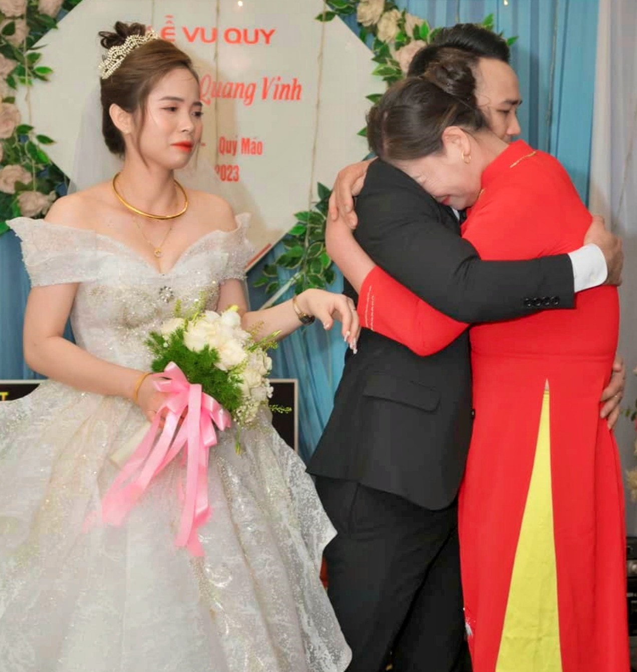 Người mẹ chồng không kiềm được nước mắt trong ngày gả con dâu đi lấy chồng mới.