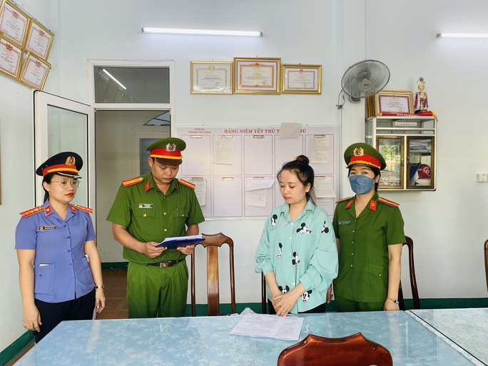 Trước đó, tỉnh Quảng Nam cho biết Cơ quan CSĐT Công an tỉnh Quảng Nam đã ra quyết định khởi tố bị can, bắt tạm giam đối với Đặng Thị Trinh Nữ vì tội lừa đảo chiếm đoạt tài sản.