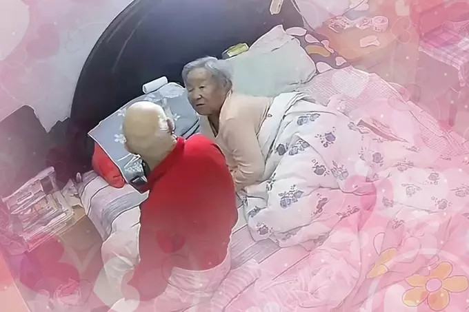 Cụ bà 100 tuổi gây sốt mạng xã hội với màn làm nũng với chồng. (Ảnh: Cắt từ clip)