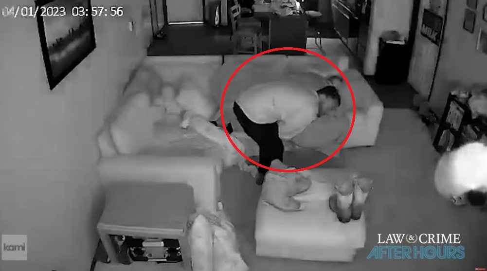 Hình ảnh người đàn ông lẻn vào nhà người phụ nữ lúc nửa đêm bị camera ghi lại.