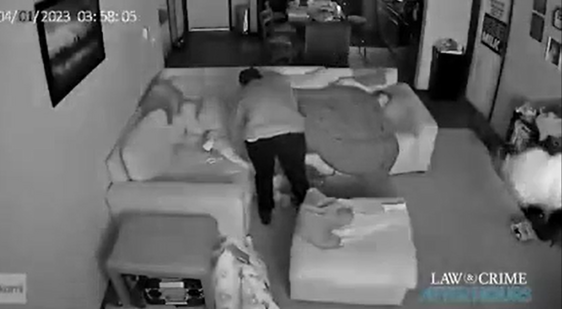 Trộm lẻn vào nhà thấy người phụ nữ ngủ say, không lấy thứ gì mà làm hành động kì lạ khiến chủ nhà hốt hoảng - ảnh 2