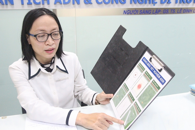 Chị Nguyễn Thị Hải Yến nhân viên phòng lấy mẫu xét nghiệm ADN Hà Nội. (Ảnh: Dân Trí)