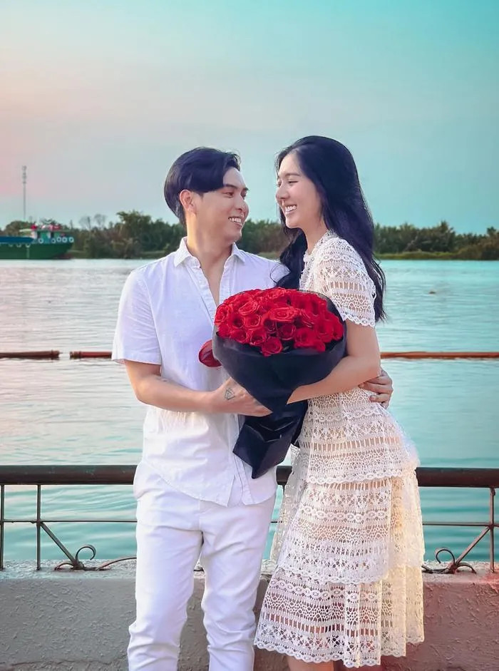 Hồ Quang Hiếu và bạn gái quen nhau 3 tháng, nam ca sĩ đã quyết định cầu hôn bạn gái.