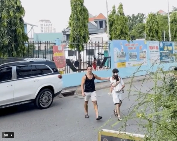 Quý tử Hà Hồ bị “team qua đường” bắt gặp bế em gái sang đường, hành động “bố dượng” Kim Lý khiến CĐM bàn tán.