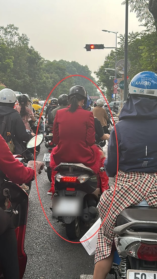 Vì diện trang phục màu đỏ nổi bật, nên khi ngồi xe máy về nhà Hoàng Oanh khiến nhiều người nhận ra.