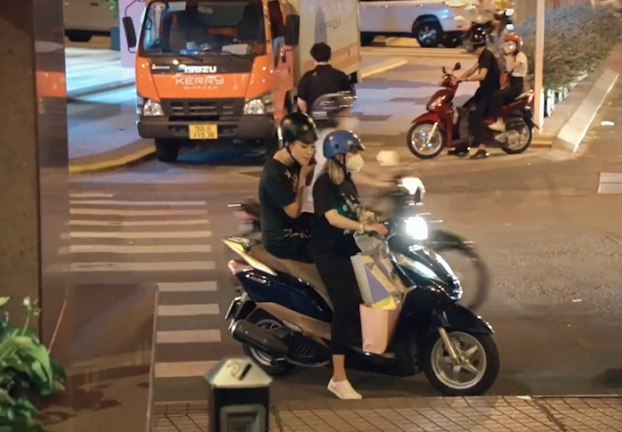 Một vài lần khác Hoàng Oanh cũng bị bắt gặp đi xe máy đến sự kiện.