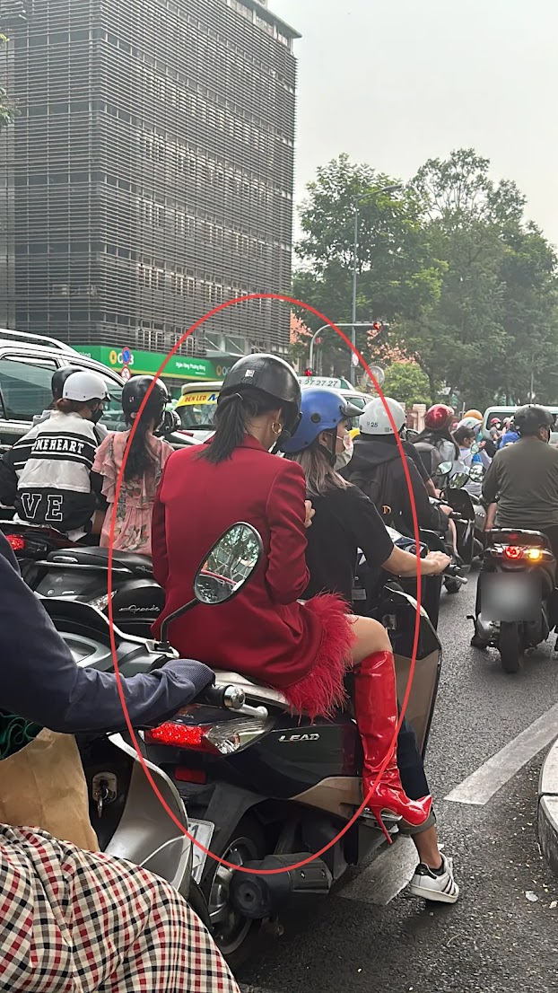 Hoàng Oanh bị bắt gặp ngồi trên xe máy về nhà sao buổi chạy show.