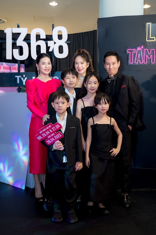 Gia đình Lý Hải nhận được nhiều sự quý mến của khán giả được ưu ái đặt biệt danh vợ chồng có nhiều con nhất nhì showbiz Việt.