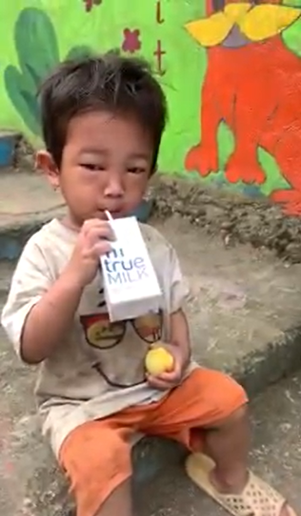 Hình ảnh cậu bé với gương mặt sưng húp trên tay cầm hợp sữa ngay sau khi được đăng tải khiến không ít người xót xa