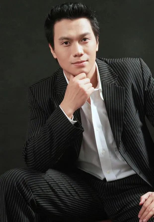 Trước khi phẫu thuật thẩm mỹ, diện mạo của nam diễn viên Việt Anh cũng được đánh giá là điển trai phong độ.
