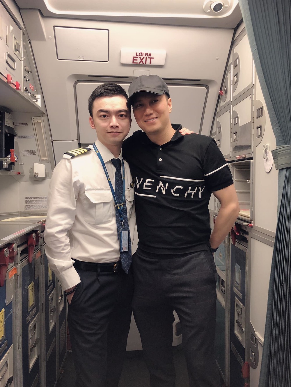 Hà Duy và nam diễn viên 'Người Phán Xử' Việt Anh trong một chuyến bay.
