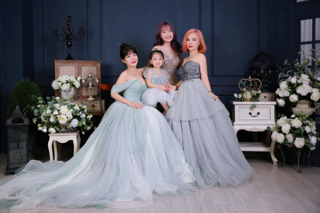 Diễn viên Hoàng Yến (trái) bên cạnh 3 cô con gái