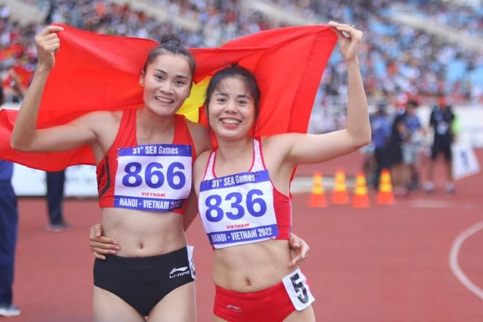 Quách Thị Lan (trái) về nhất nội dung 400m rào nữ tại SEA Games 31.