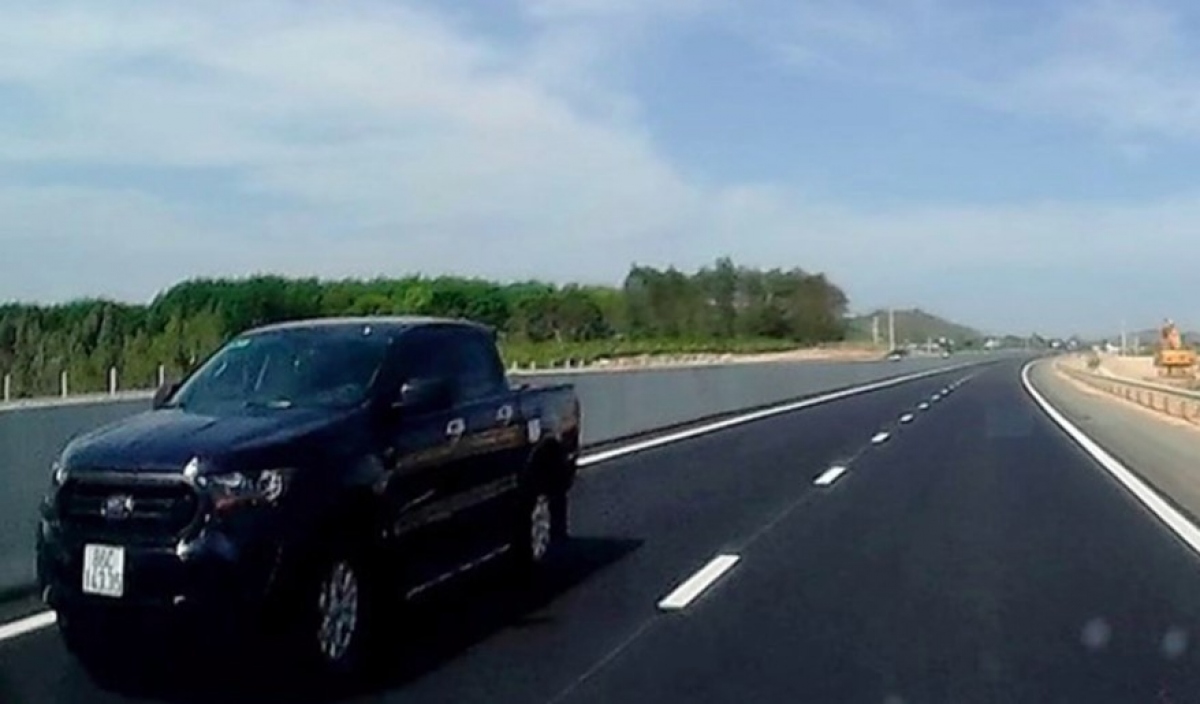 Camera ghi lại cảnh xe ô tô đi ngược chiều trên đường cao tốc Dầu Dây - Phan Thiết.