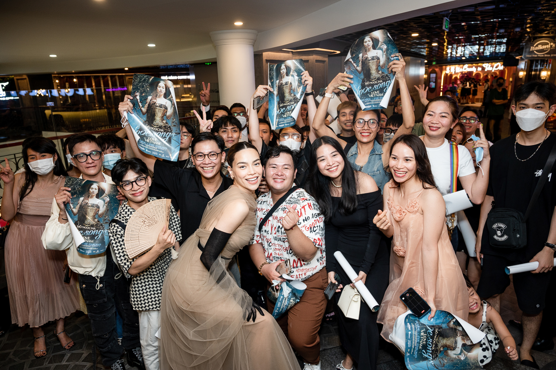 Hồ Ngọc Hà và người hâm mộ trong họp báo công bố dự án Love Songs ở Đà Nẵng diễn ra vào tháng 6.