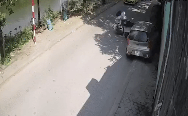 Camera ghi lại cảnh tài xế mở cửa thiếu quan sát, làm va chạm với xe máy dẫn đến vụ tai nạn thương tâm.