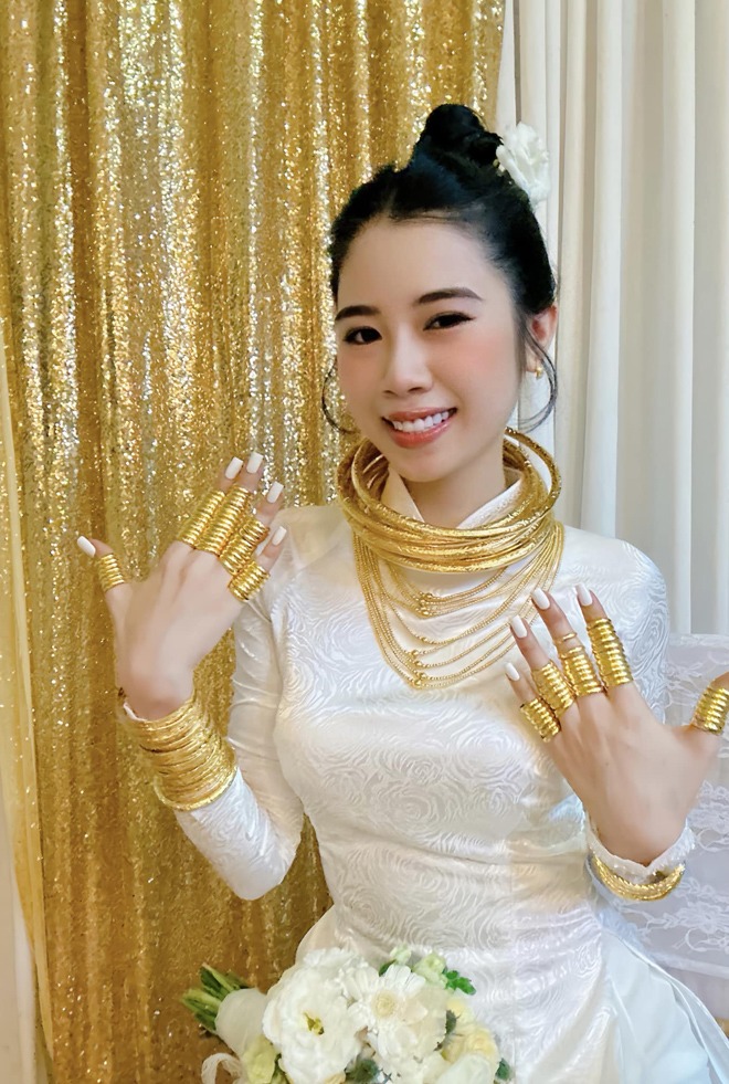 Hình ảnh cô dâu Đồng Nai đeo vàng kín cổ và hay tay gây xôn xao mạng xã hội