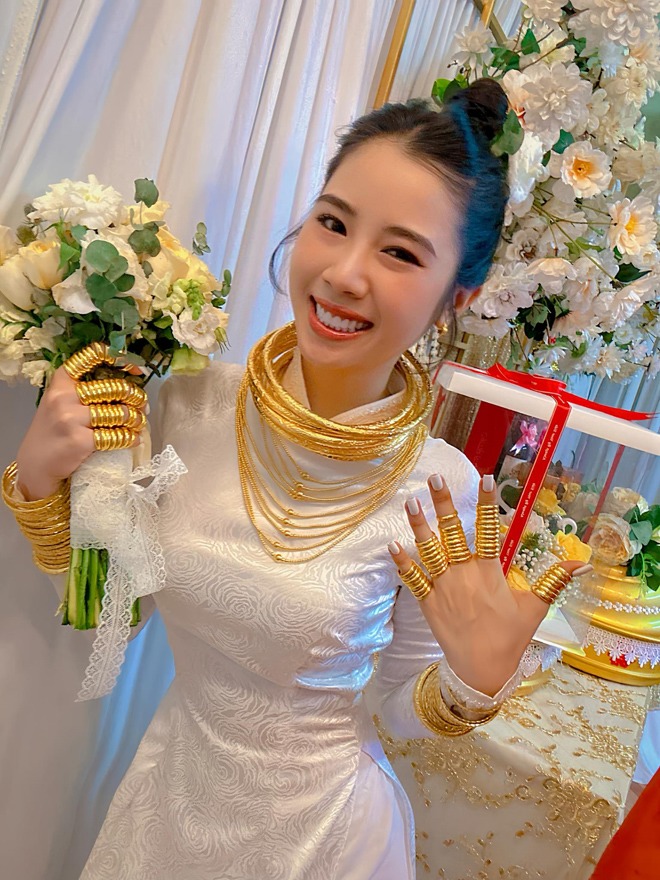Cô dâu Đồng Nai gây choáng khi đeo 11 cây vàng trong đám cưới