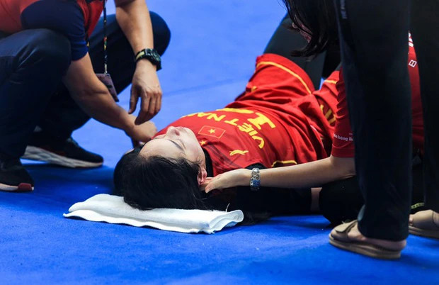 Cú ngã mạnh khiến Trương Thảo Vy không thể đứng dậy ngay mà phải nằm ra sàn chờ đội cứu hộ