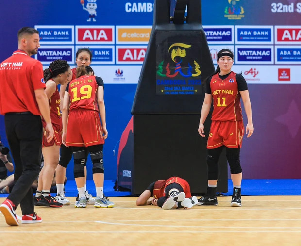 VĐV Trương Thảo Vy ngã dập đầu trên sân đấu SEA Games 32