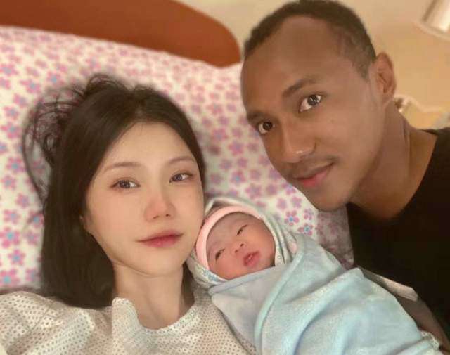 Chàng cầu thủ gốc Phi khoe hình ảnh đứa con lên mạng xã hội nhưng một lần nữa khiến netizen bàn tán xôn xao.