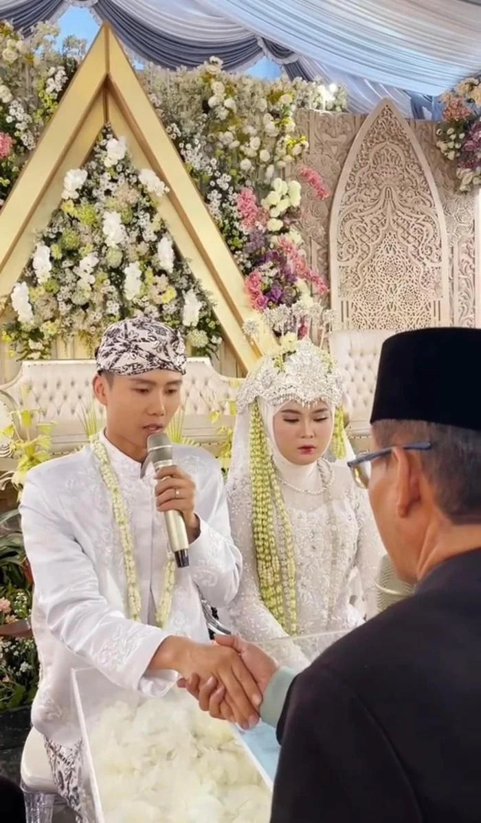 Đạt Villa và vợ trong nghi thức kết hôn ở Indonesia