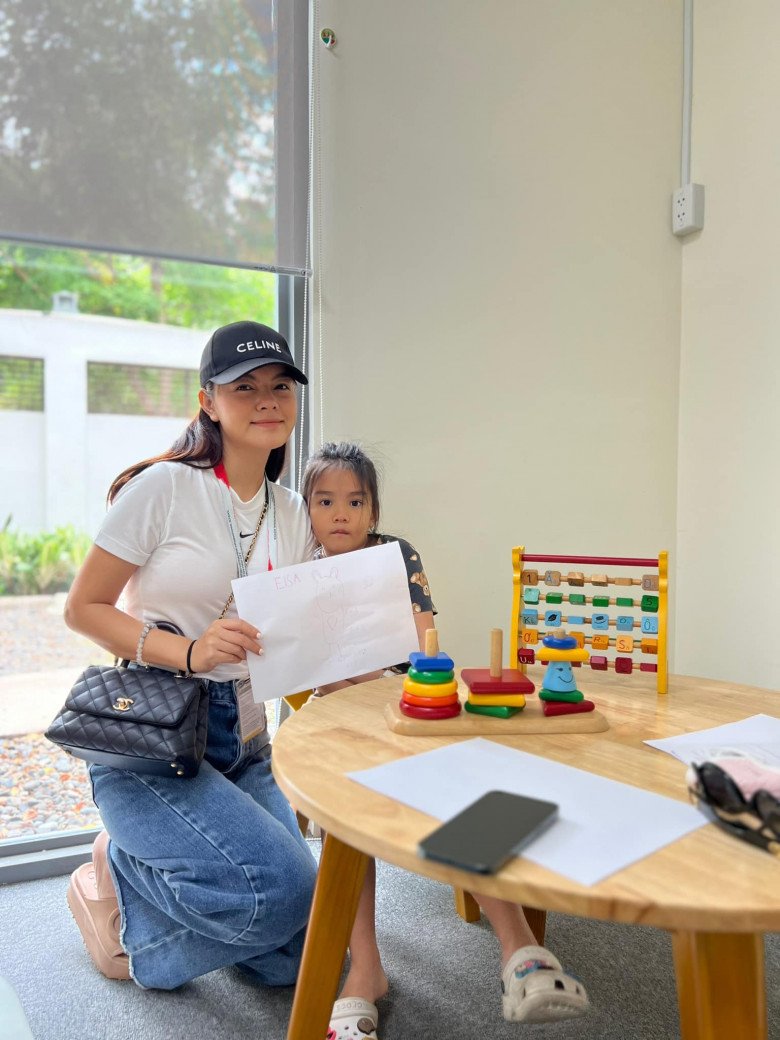 Phạm Quỳnh Anh tiết lộ 2 con gái không học lớp 1, dân tình “thả mưa” bình luận vì một lý do
