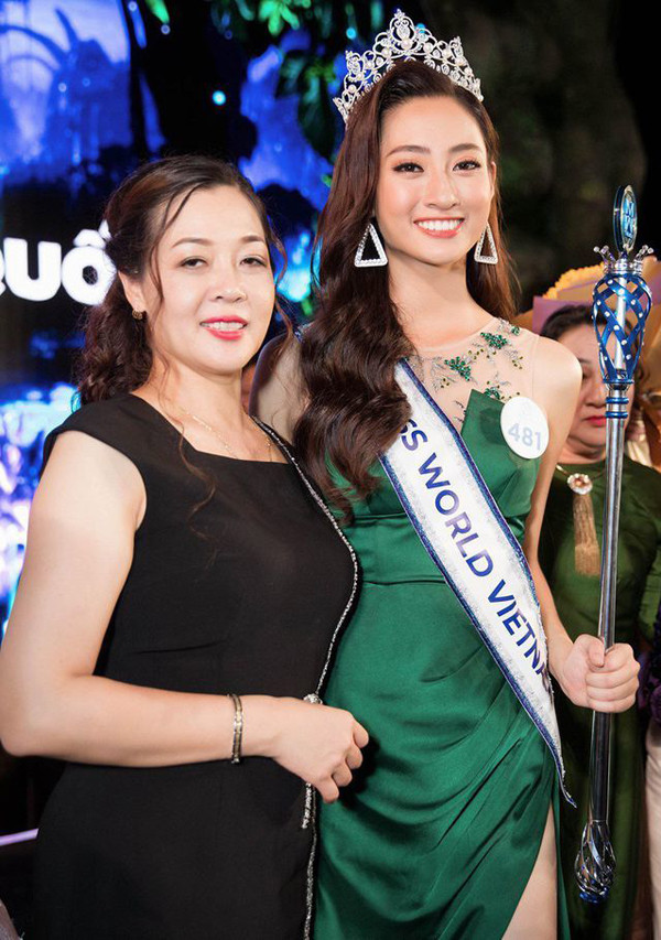 Hoa hậu Lương Thùy Linh cùng mẹ trong đêm đăng quang Miss World Vietnam 2019