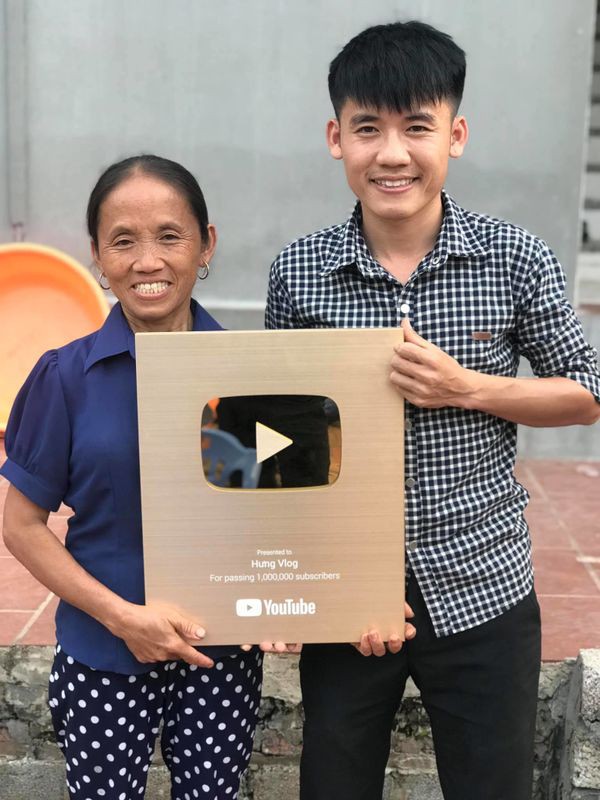Bà Tân Vlog và con trai Hưng Vlog là một trong những youtube được nhiều người biết đến nhờ quay những video đời thường và mukbang