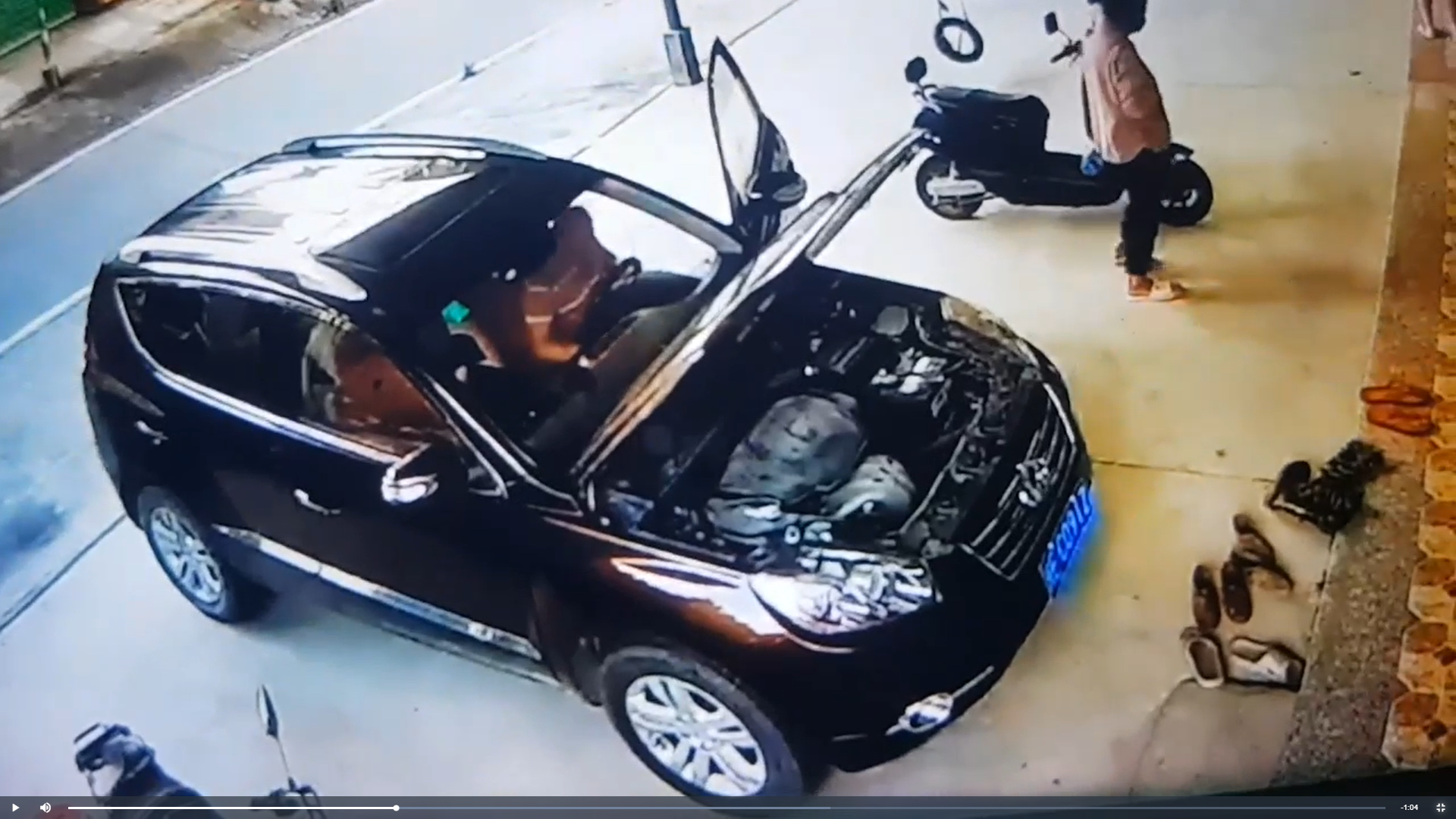 Camera đã ghi lại cảnh người đàn ông vào trong xe để tắt máy.