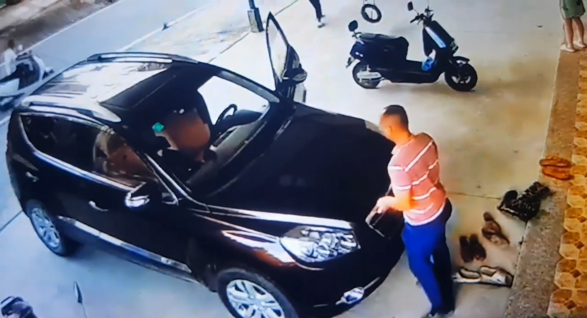 Sự cố hi hữu của người đàn ông khi tự kiểm tra xe tại nhà.