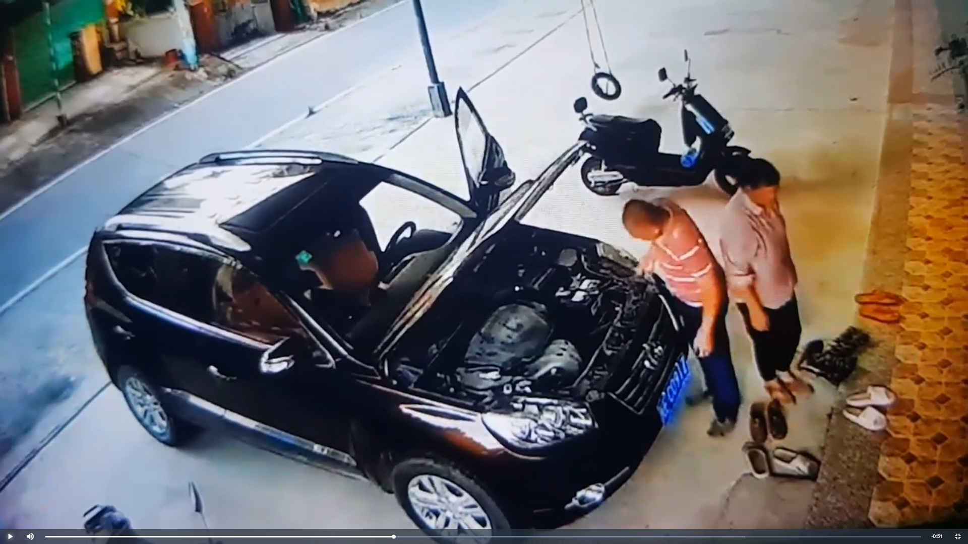 Hi hữu: Tắt máy xuống kiểm tra xe, người đàn ông bất ngờ bị chính chiếc ô tô của mình “hạ gục” - ảnh 4