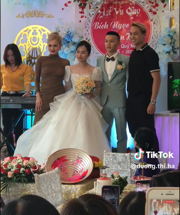 Nhan sắc Xoài Non nổi bật dù qua camera thường của những khách mời đi ăn cưới. (Ảnh: Tiktok @duong.thi.ha)