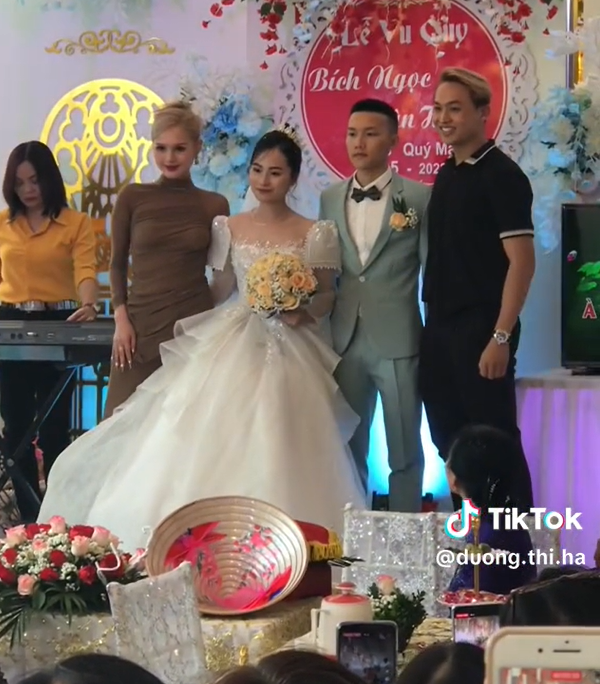 Xoài Non đi ăn cưới ở quê, nhan sắc sáng bừng một góc đứng cạnh cô dâu. (Ảnh: Tiktok @duong.thi.ha)
