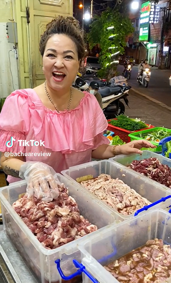 Cô chủ quán bò nướng khiến CĐM ngỡ ngàng vì quá giống CEO Nguyễn Phương Hằng.