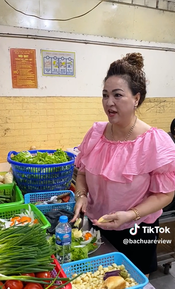 Netizen nhận xét từ ngoại hình đến gương mặt của cô chủ quán bò nướng cũng giống CEO Đại Nam