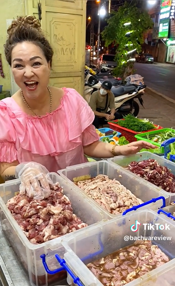 Xuất hiện cô chủ quán bán bò nướng giống CEO Phương Hằng, CĐM bất ngờ một điểm như chị em sinh đôi - ảnh 5