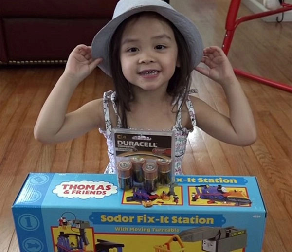 Con gái của anh Mark bên cạnh đồ chơi được các nhãn hàng gửi quảng cáo