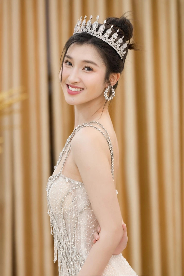 Á hậu Phương Nhi - Á hậu 2 Miss World Vietnam 2022 mới đây được 'Bà trùm hoa hậu' Phạm Kim Dung xác nhận là đại diện của Việt Nam tại đấu trường nhan sắc Hoa hậu Quốc tế 2023 (Miss International)