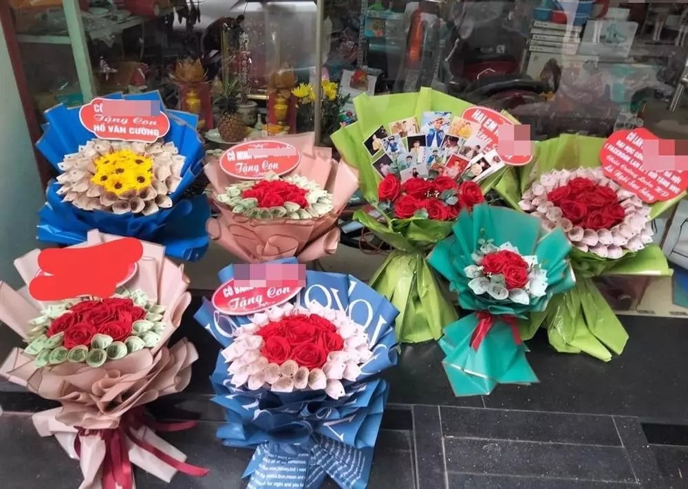 Hồ Văn Cường được tặng những bó hoa tiền với nhiều mệnh giá khác nhau khiến không ít người trầm trồ