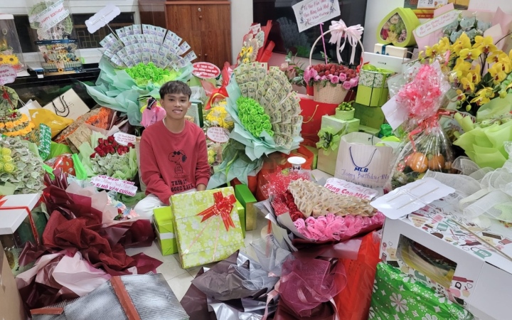 Hồ Văn Cường là sao nam có người hâm mộ chịu chơi nhất showbiz thường xuyên tặng những 'bó hoa tiền' cho nam nghệ sĩ.